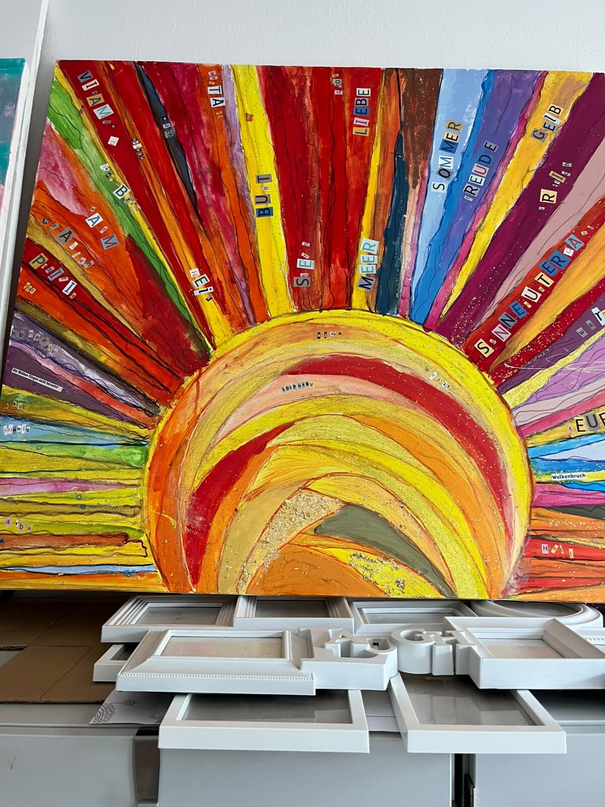 Gemalte Sonne in Rot und Gelb auf großer Leinwand